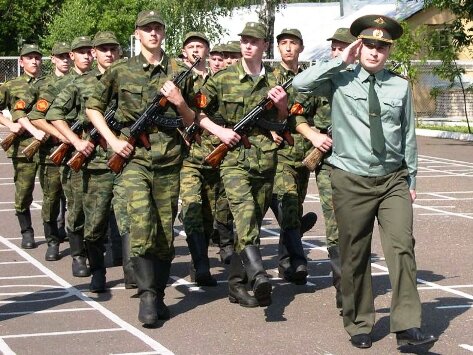 Будущим солдатам предложат лично забирать повестку в военкомате